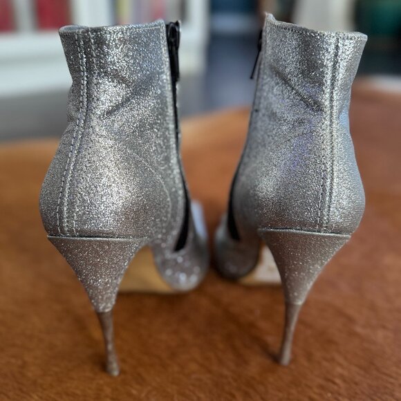 Dress up in dazzling heeled shoes - Picture 2 of 3
